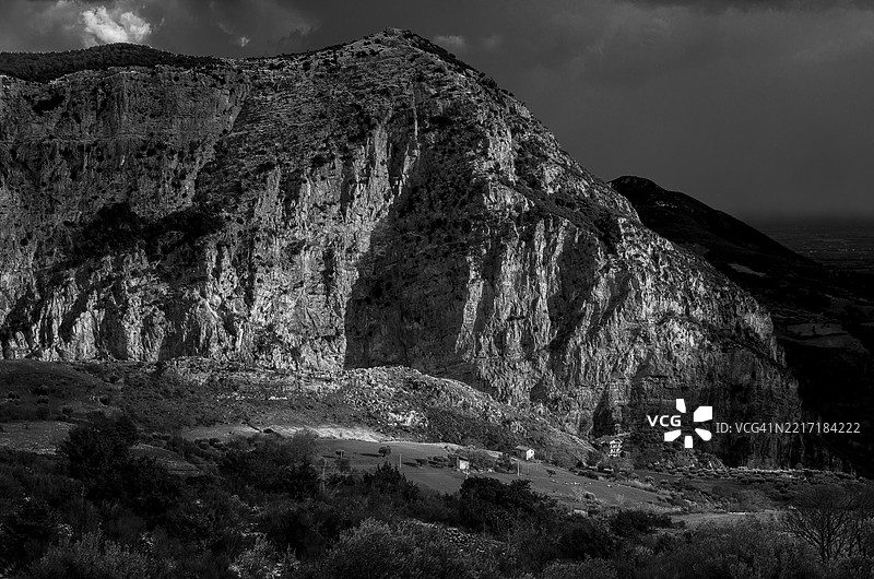 意大利科森扎的奇维塔山脉美景与天空相映成趣图片素材