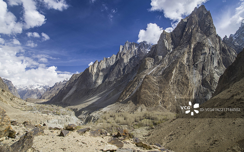 雪山与天空的全景视图图片素材