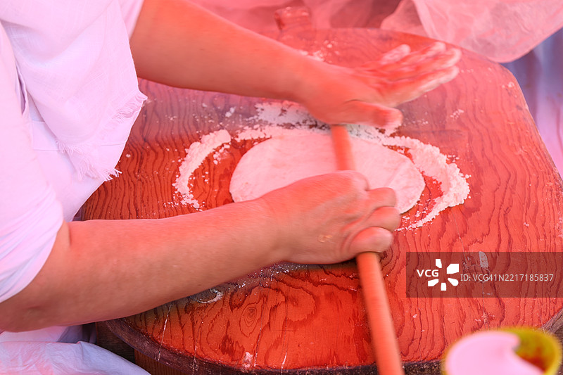 女性准备食物的中段特写图片素材