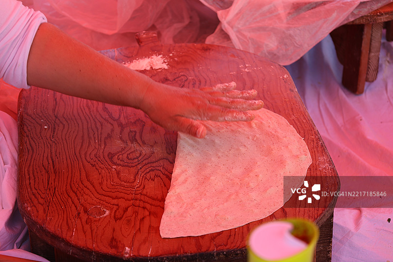 女性准备食物的中段镜头图片素材