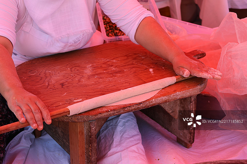 女性准备食物的中段特写图片素材