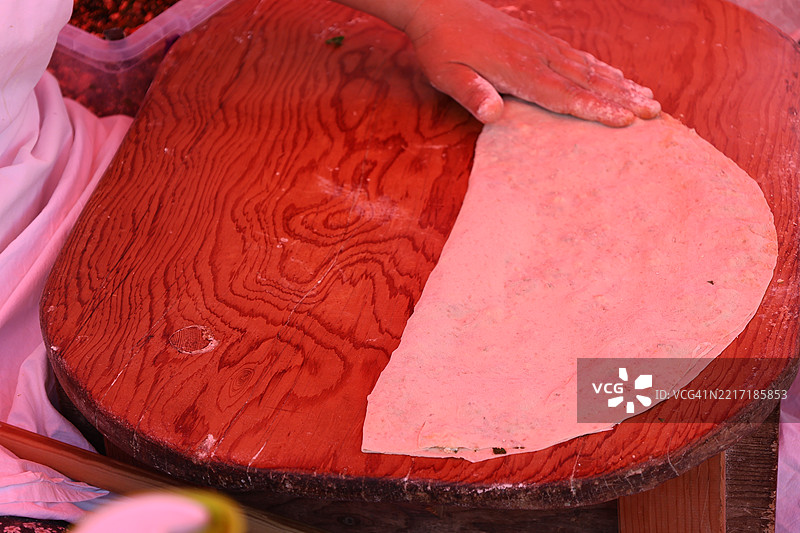 女人制作陶土罐的剪裁手部特写图片素材