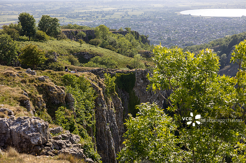 两个朋友在英国萨默塞特的切达峡谷徒步旅行图片素材