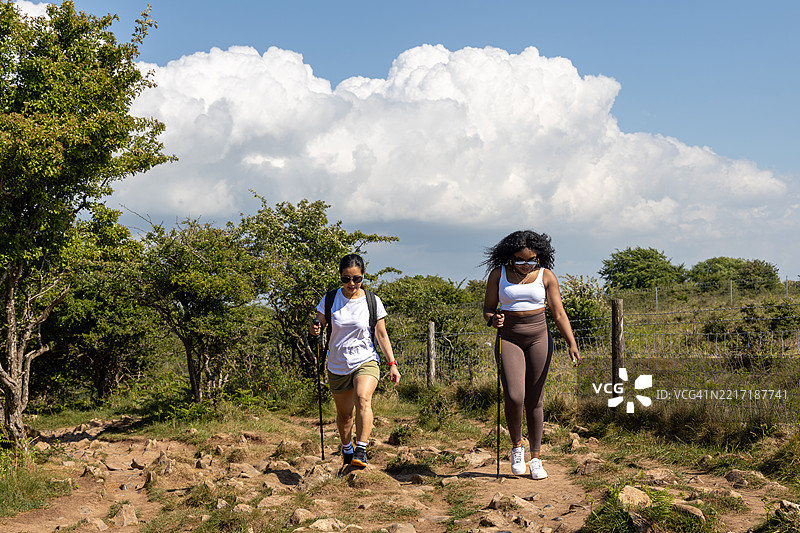 两个朋友在英国萨默塞特的切达峡谷徒步旅行图片素材