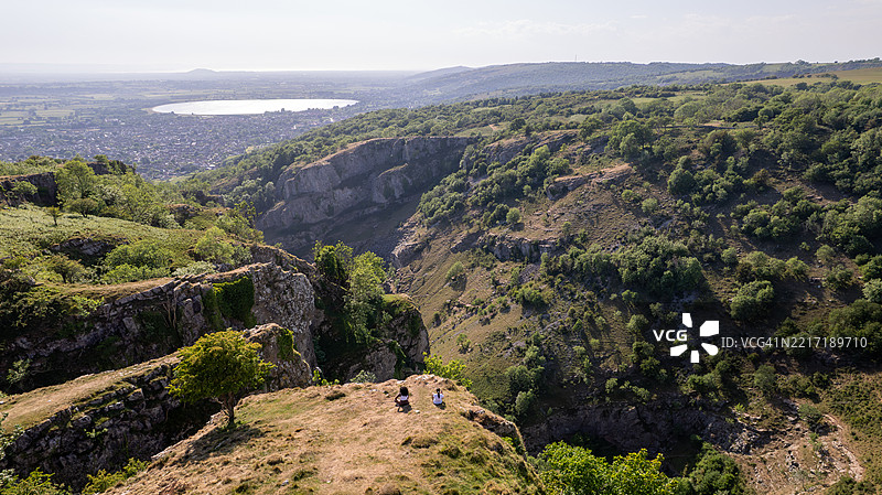 两个朋友在英国萨默塞特的切达峡谷徒步旅行图片素材