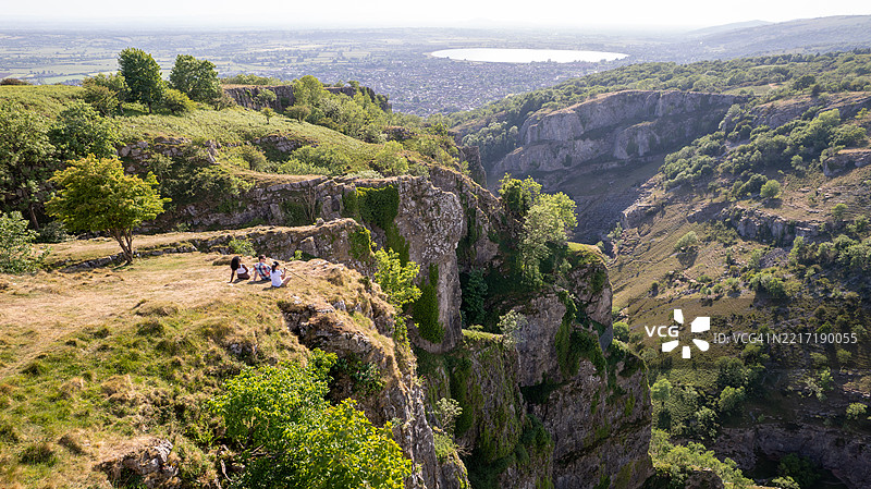 一小群朋友在英国萨默塞特的切达峡谷徒步旅行图片素材