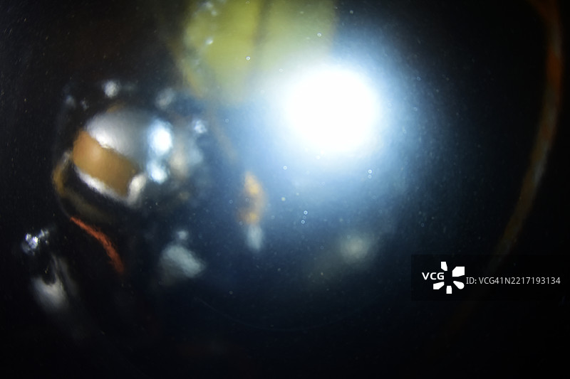 商业潜水员进行水下焊接图片素材