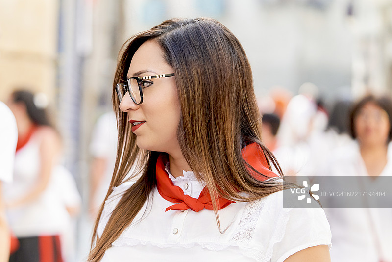 年轻女性穿着传统服饰参加民俗节日图片素材