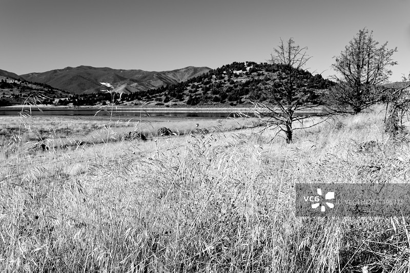 在沙斯蒂纳湖周围探索时休息片刻图片素材