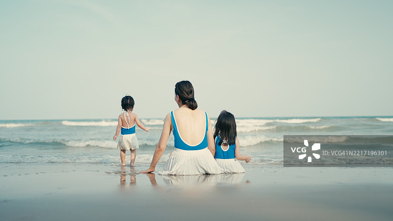 一个孩子在海滩上自得其乐图片素材