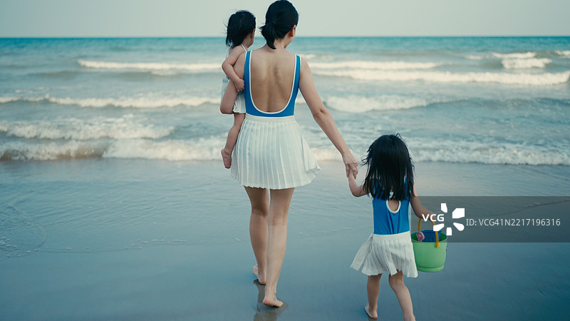 一个孩子在海滩上玩得很开心图片素材