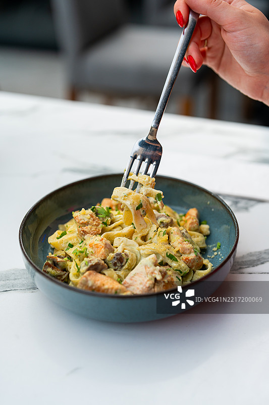 鸡肉意大利面配蔬菜图片素材