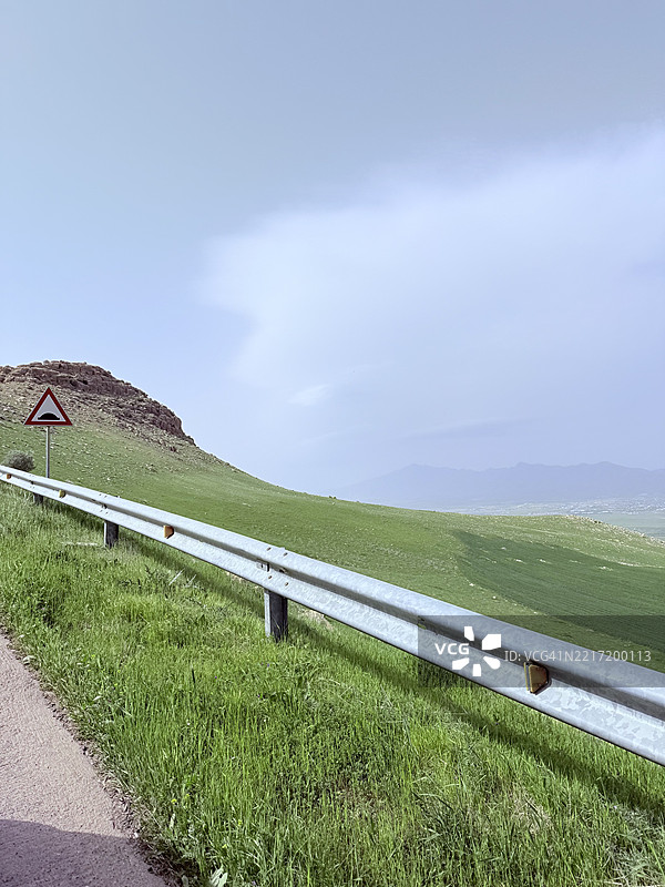 伊拉克田野中道路与天空的景观图片素材