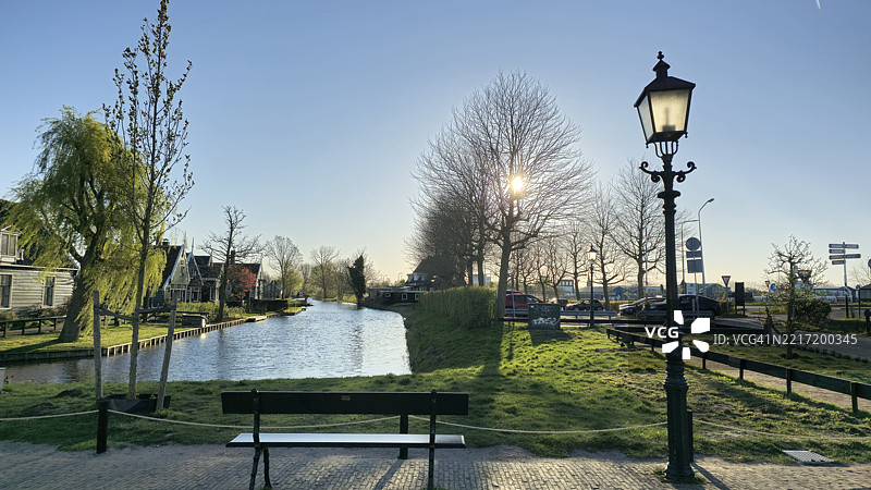荷兰赞丹，晴空下的街道景观图片素材