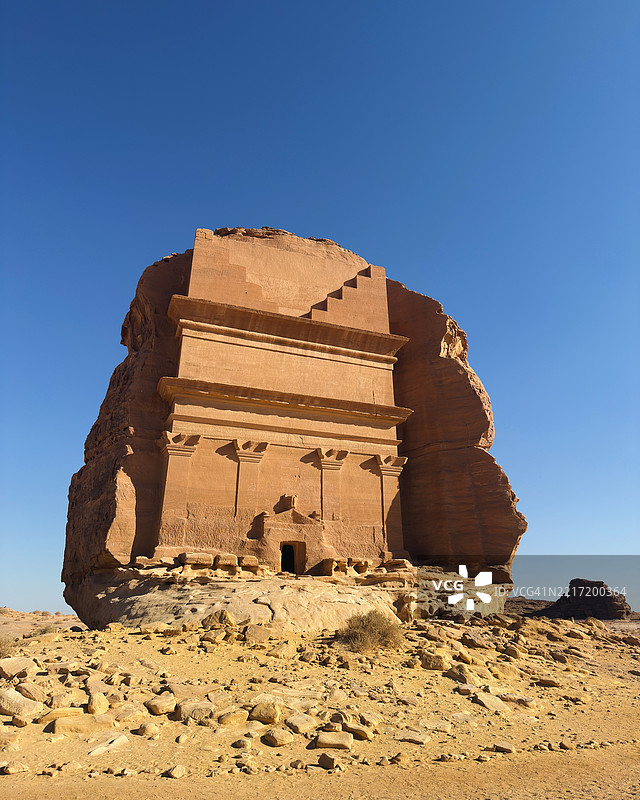 低角度视图的古老遗迹与晴朗的蓝天，沙特阿拉伯梅迪纳地区图片素材