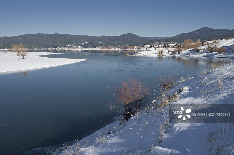 意大利卡拉布里亚斯佩扎诺·德拉·西拉的清澈蓝天下的海景图片素材