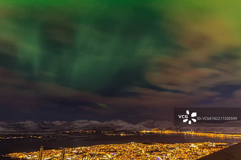 挪威特罗姆瑟上空的北极光图片素材