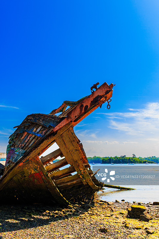 法国布列塔尼，蓝天映衬下的海景图片素材