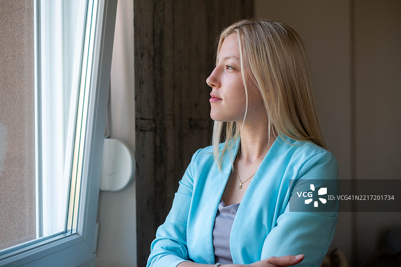 女人望着窗外图片素材