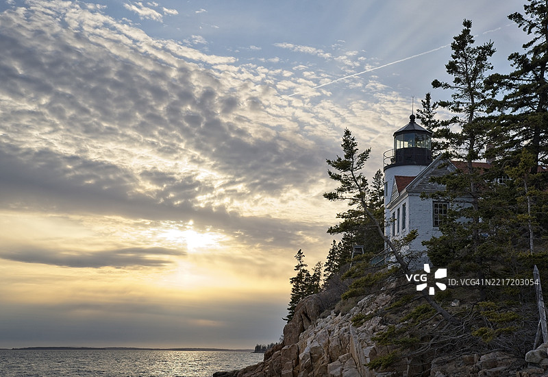 日落时分，缅因州特雷蒙特的海洋与天空的美丽景色图片素材