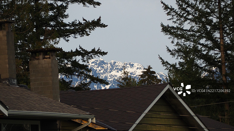 低角度视图的建筑与天空相对图片素材