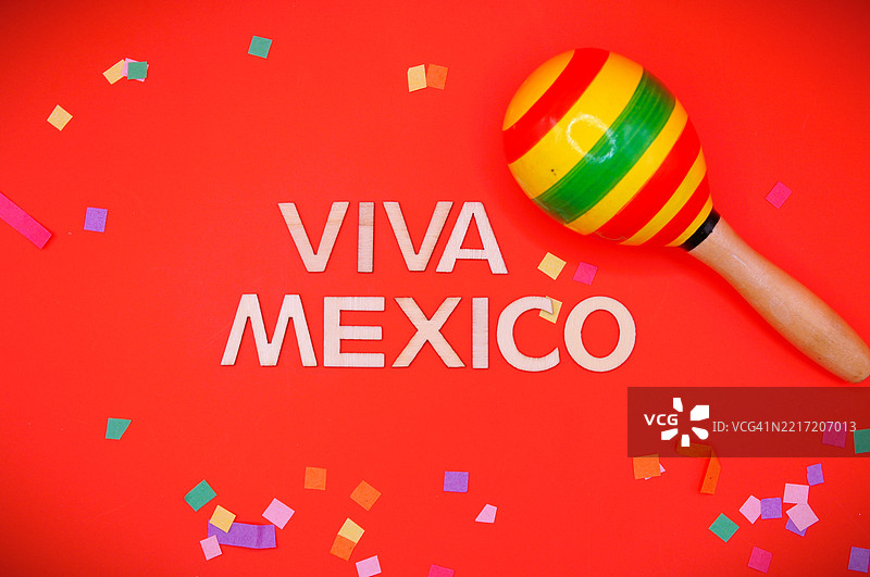 高角度视图的多彩文字在桌子上图片素材