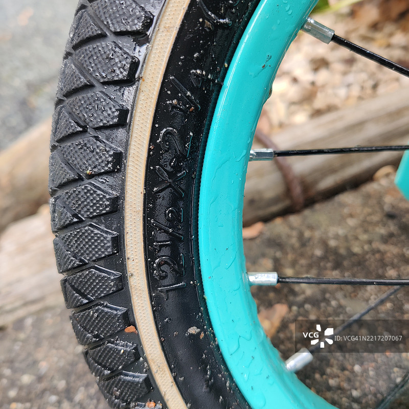 带有黑白条纹的自行车轮胎图片素材
