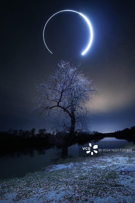 夜空下湖泊的美丽景色图片素材