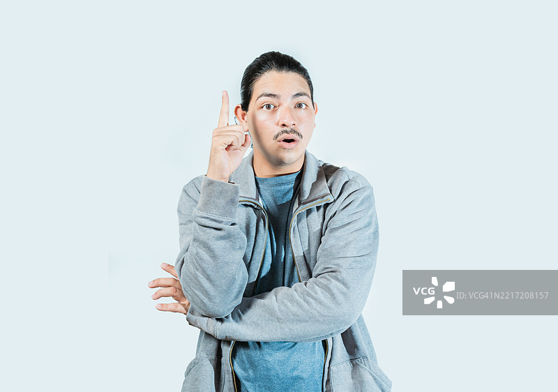 惊讶的男子在孤立背景上指着促销优惠，尼加拉瓜，马那瓜图片素材