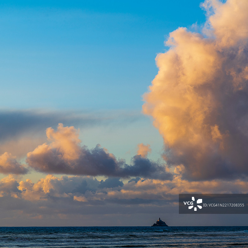 日落时分，海洋与天空的美丽景色，俄勒冈州炮台海滩，美国图片素材