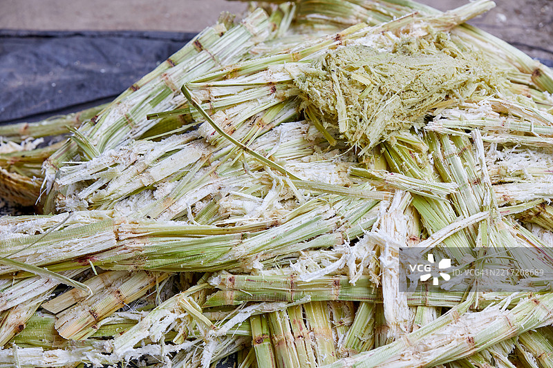 街头食品市场榨取甘蔗汁后的甘蔗渣图片素材