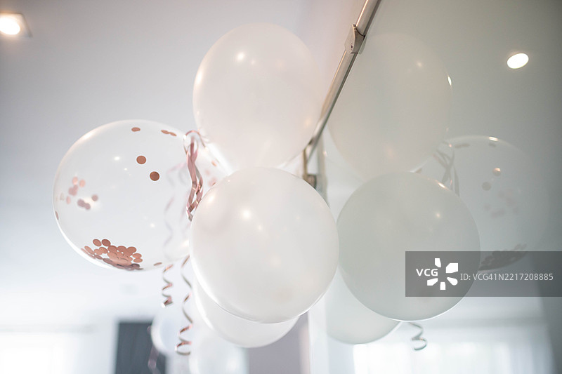 用五彩缤纷的气球让您的聚会难以忘怀，适合每个活动和庆祝。图片素材