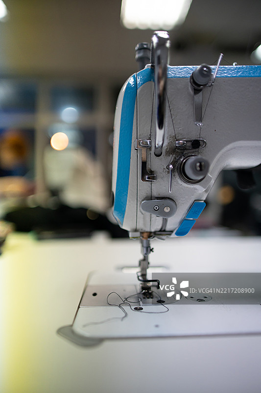 缝纫机工作特写，展示其复杂机制的运作图片素材