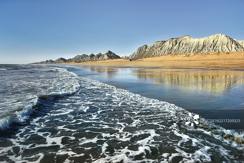 清澈天空下的海洋美景图片素材