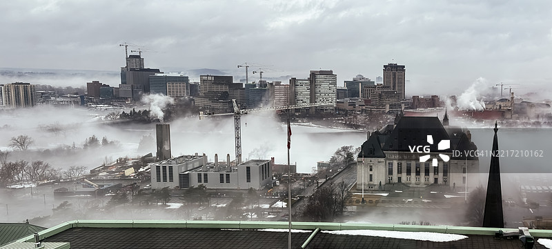 从加拿大首都市中心俯瞰渥太华河对岸的加蒂诺，雾气弥漫的一天。图片素材