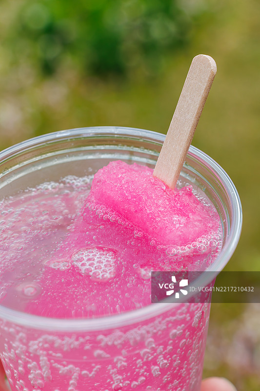 桃太郎酸。整根桃太郎冰棒（草莓味冰淇淋棒），是新潟县的特产，搭配烧酒酸饮。图片素材