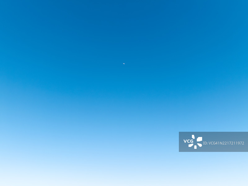 蓝色天空背景图片素材