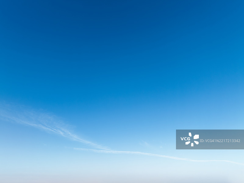 蓝色天空背景图片素材