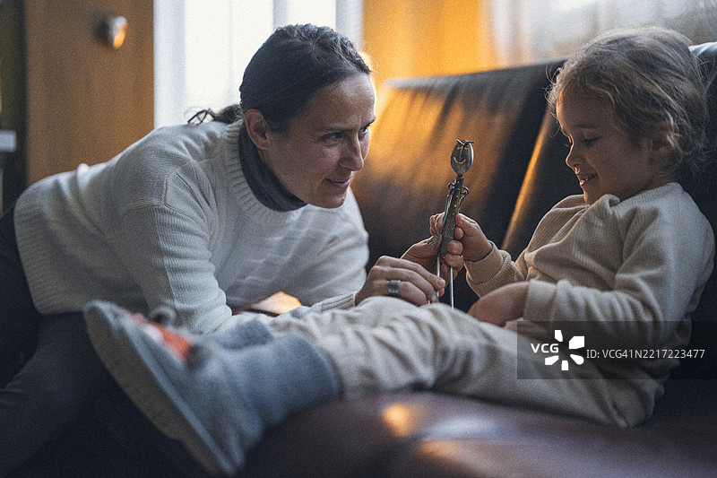 儿童发展。妈妈和孩子在家玩环保玩具图片素材