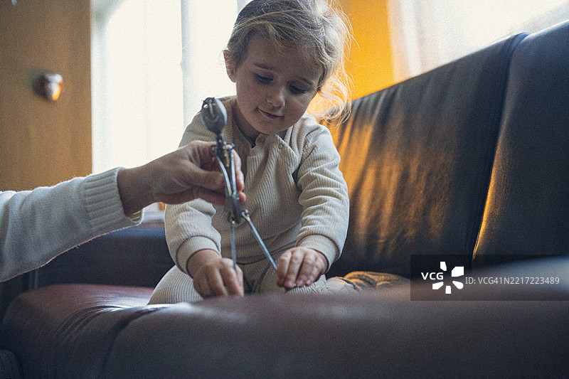 儿童发展。妈妈和孩子在家中玩环保玩具图片素材