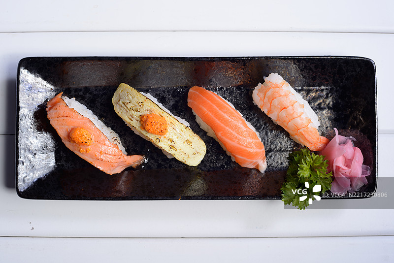 长方形盘子里的寿司图片素材