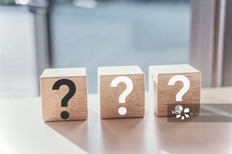 木块上的问号符号特写图片素材