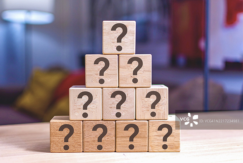 木块上的问号符号特写图片素材