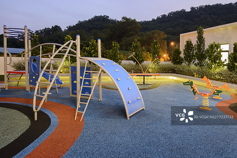黄昏时分空荡荡的儿童游乐场图片素材