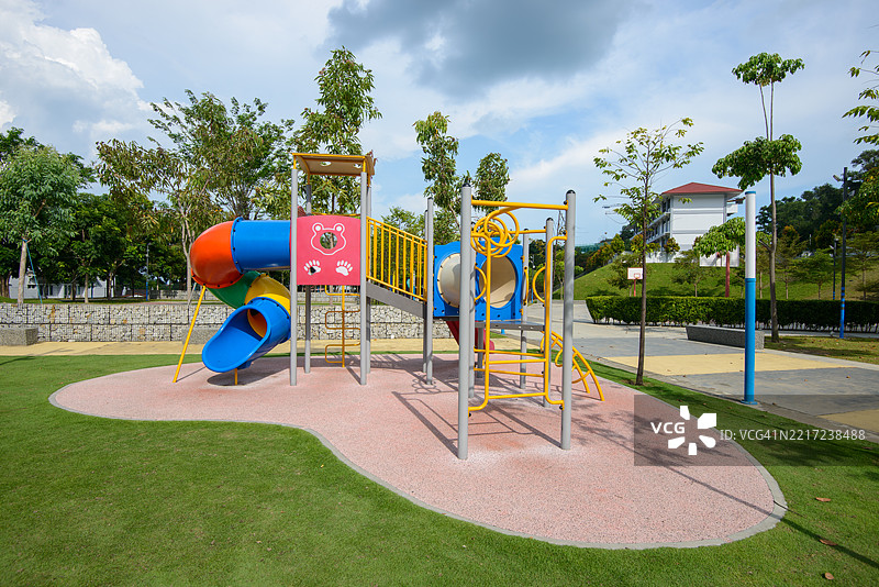 公园游乐区的塑料结构图片素材