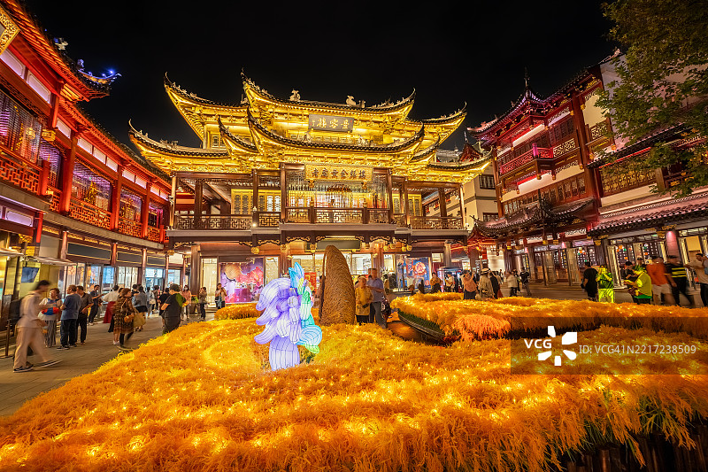 在中秋节期间，游客们参观了上海的豫园，那里装饰着五彩缤纷的灯光和装饰，营造出夜晚的节日气氛，吸引了众多旅客。中国上海图片素材
