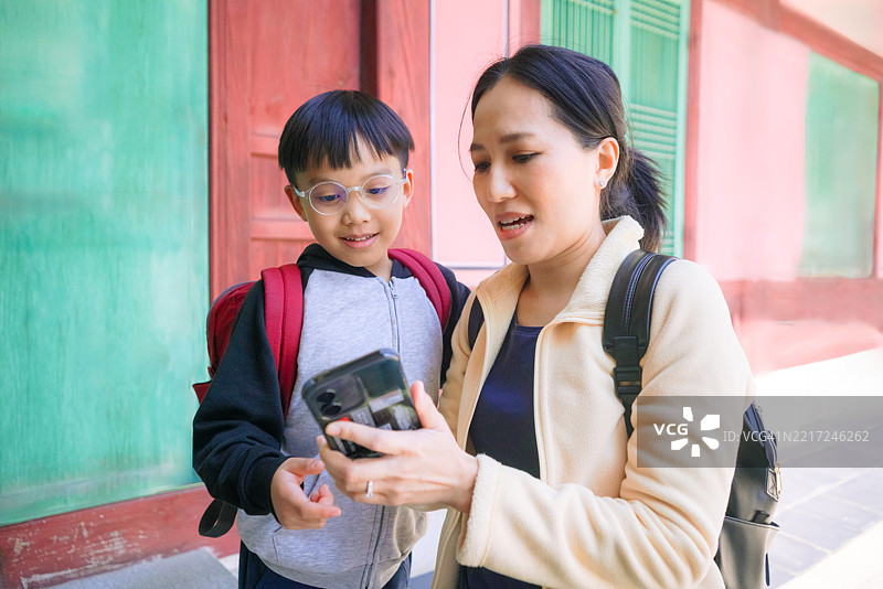 年轻母亲和孩子手中拿着手机图片素材