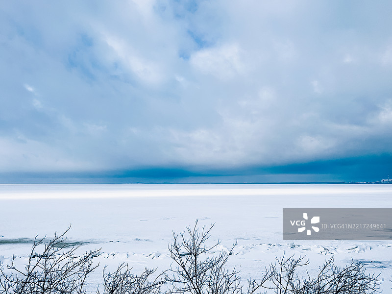 冬季阴云密布的冰冻湖泊风景图片素材