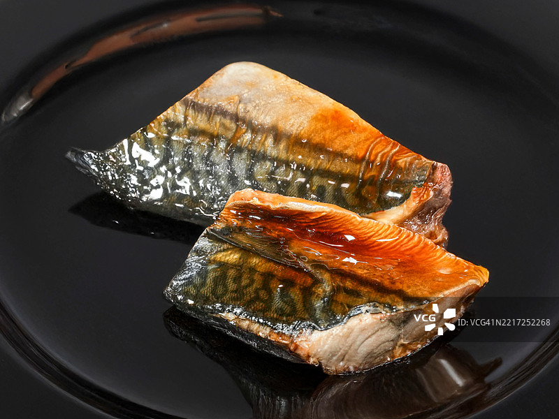 烤鲭鱼片配酱汁图片素材