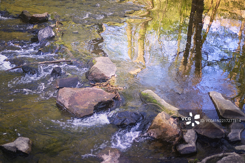 宾夕法尼亚州布兰迪怀恩溪的溪流、岩石和树木倒影图片素材